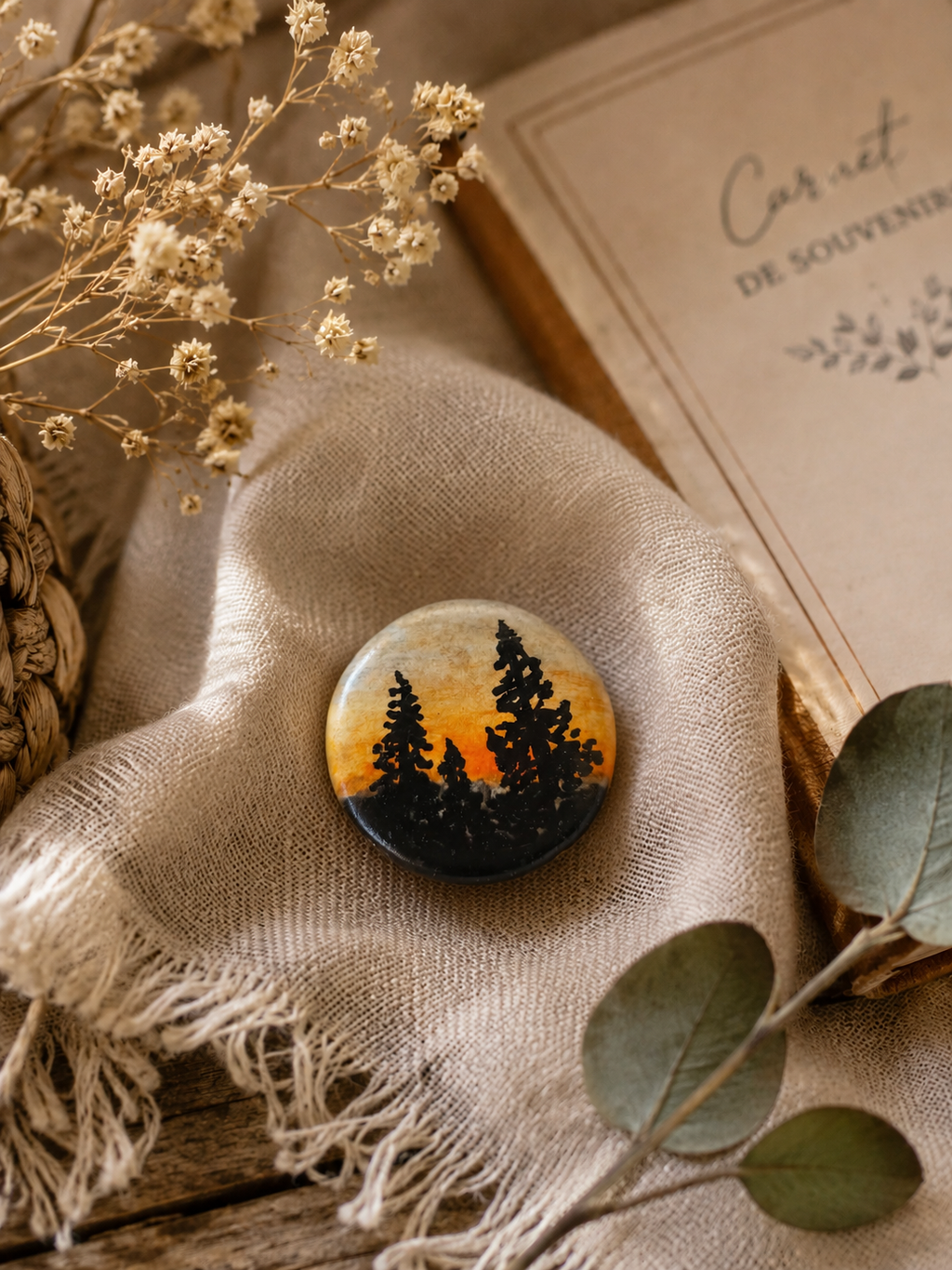 Crépuscule en Forêt- Broche en argile , aquarelle