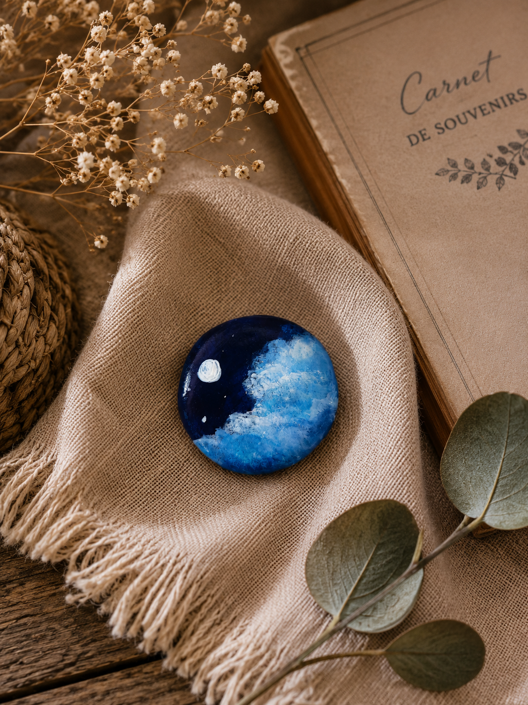 Entre lune et nuages- Broche en argile , aquarelle