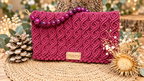 Pochette Grenat – Macramé bordeaux et anse en perles