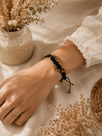 Bracelet macramé noir et perles dorées ✨