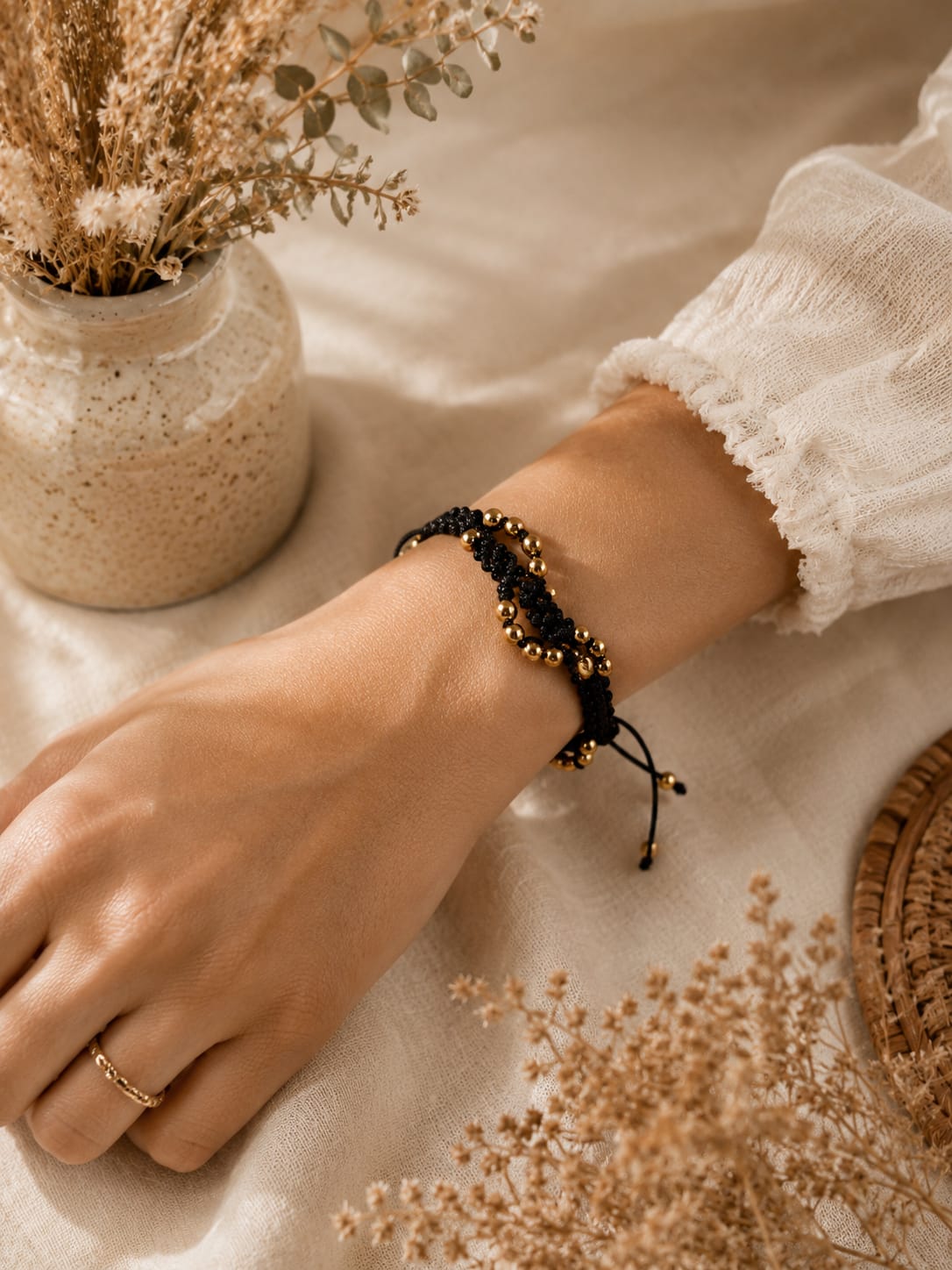 Bracelet macramé noir et perles dorées ✨